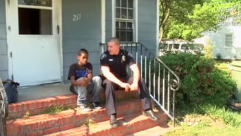 VIDEO: 13letý řekl, že chce utéct z domova. Potom poprosil policistu, aby se podíval do jeho pokoje a…