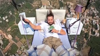 VIDEO: Týpek vyrazil na paragliding ve své posteli! Tyhle záběry vám vyrazí dech