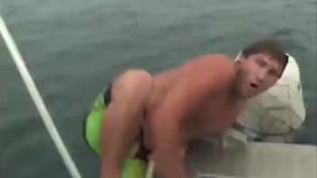 VIDEO: Kamera zachytila děsivý moment, kdy plavce málem napadl žralok! Chyběly centimetry