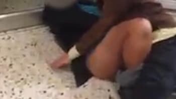 ŠOKUJÍCÍ VIDEO: Pár byl nachytán při souloži v nákupním centru