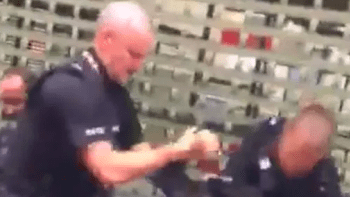 VIDEO: Policista dal facku 14leté holce během zatýkání! Takhle brutální záběry jste ještě neviděli