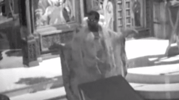 VIDEO: Převlečený za faráře se vloupal do kostela a přímo nad oltářem se… Zapomněl ale na kamery