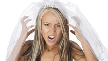 FOTO: Zuřící nevěsta vyhrožovala přátelům, že si je smaže, pokud nezaplatí tisíce za návštěvu její svatby! Co šíleného napsala?