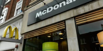 Ostuda u restaurace McDonald’s. Zaměstnanci v mrazech zlili vodou bezdomovce, firma se kaje