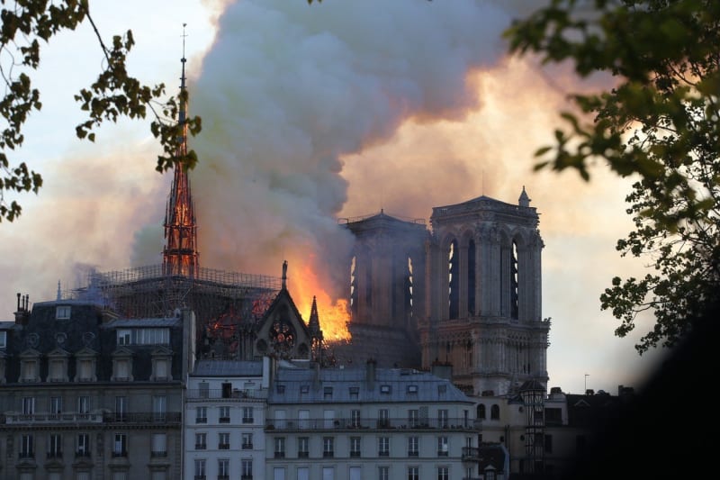 Takhle hořel slavná francouzská katedrála