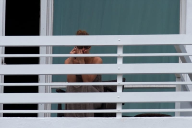 Jennifer Lopez telefonuje na balkóně
