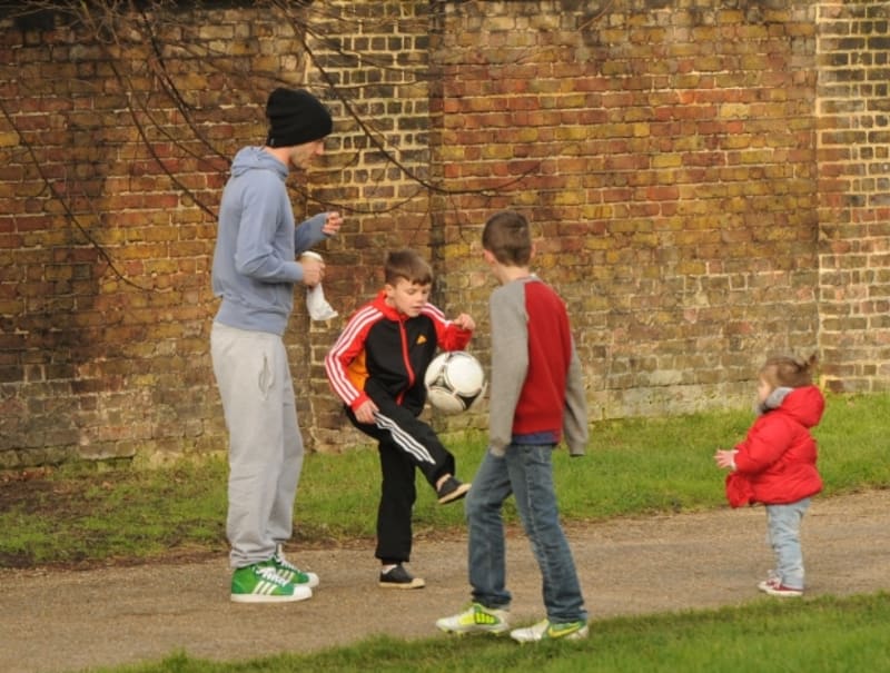 David Beckham učí své děti fotbal