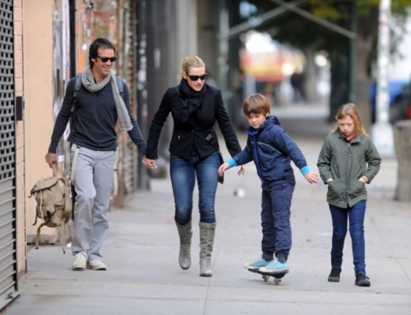 Kate Winslet s manželem Nedem Rocknrollem a dětmi z předchozích vztahů