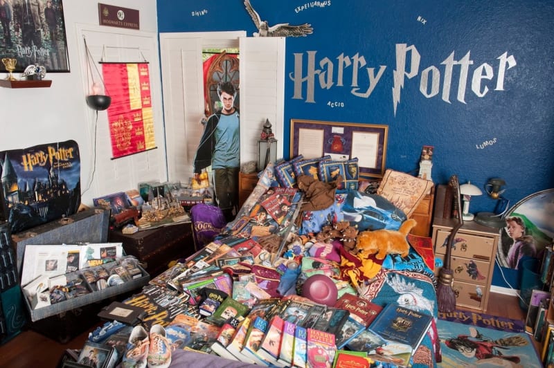 Katiin pokoj je plný suvenýrů s tématikou Harryho Pottera.