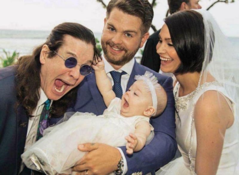Zpěvák Ozzy Osbourne na svatbě syna, vnučka si s dědečkem dobře rozumí