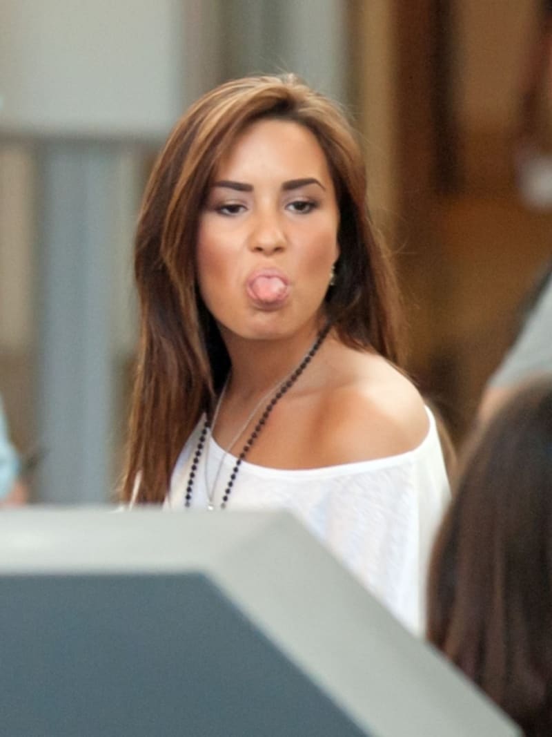 Vyplazený jazyk zpěvačky Demi Lovato... to je ale pohrdavý výraz, fuj!