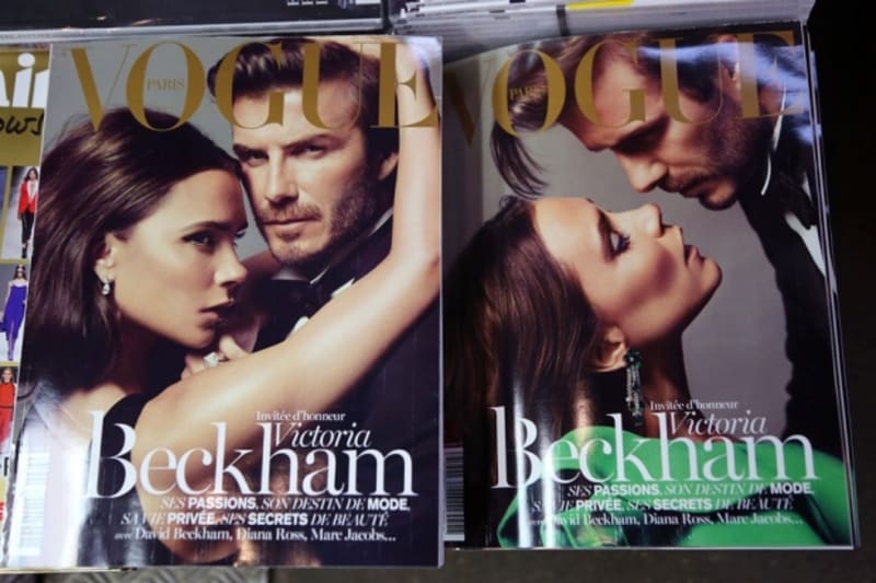 Okouzlující manželé David a Victoria Beckhamovi nafotili pro vánoční vydání francouzské verze módního časopis Vogue ne jednu, ale hned dvě romantické obálky