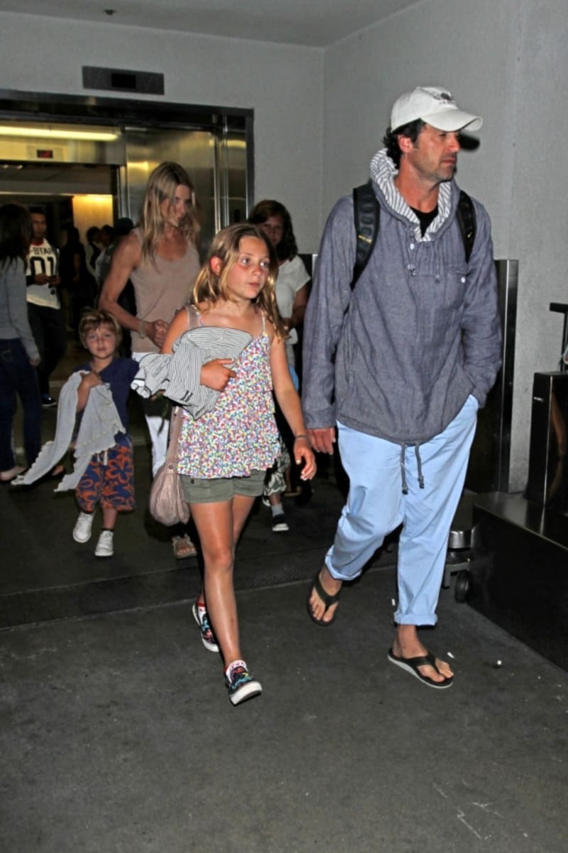 Dempseyho manželka Jillian Fink, jejich dcera Tallulah Fyfe a jejich dvojčata, Sullivan Patrick a Darby Galen, při návratu z dovolené na Havaji