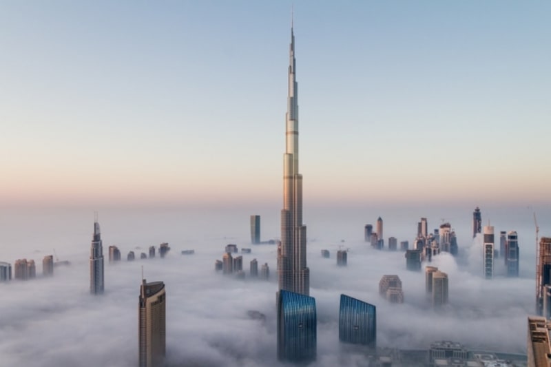 Obraz snového světa nabízí pohled na dubajskou Burdž Chalífu, nejvyšší budovu světa, zahalenou v mlze.
