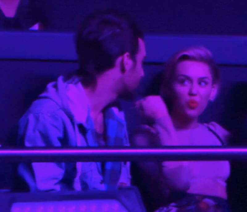 Miley Cyrus se bavila s různými muži