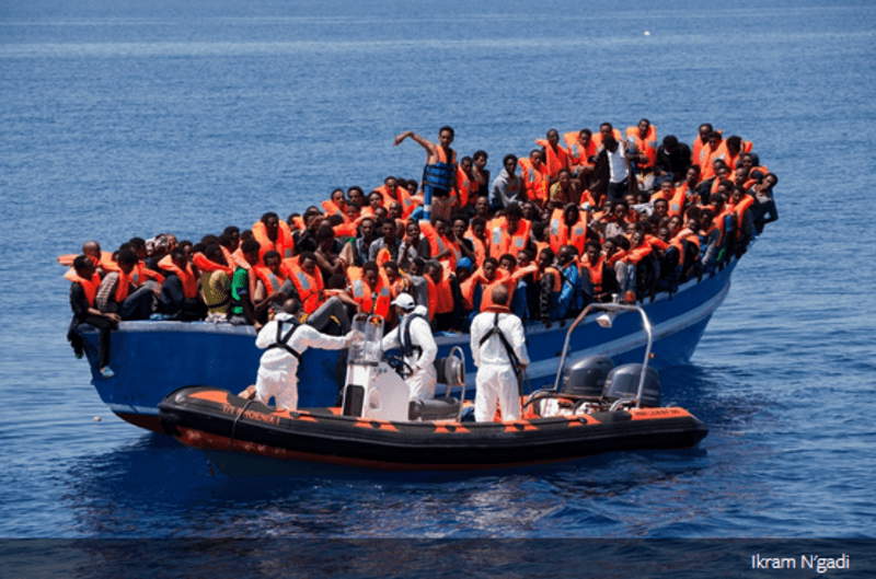 Takto vypadá plně naložená loď migrantů.