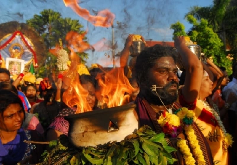Hinduisté se propichují rádi, a když je svátek, tak jsou jako puštění z řetězu. Thaipusam oslavující prosperitu je sice přímo v Indii zakázaný, v Singapuru nebo Malajsii ho ale hinduisté slaví jako o závod.