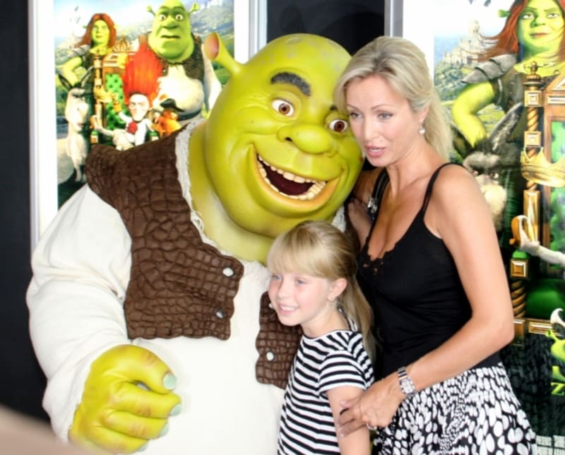 Kateřina Brožová s dcerou na premiéře filmu Shrek