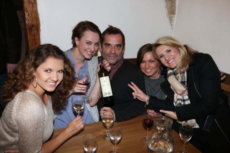 Andrea Košťálová, Markéta Křivánková, Miroslav Etzler, Bára Hlaváčková a Lenka Špillarová (na snímku zleva) na degustaci vína Špillar