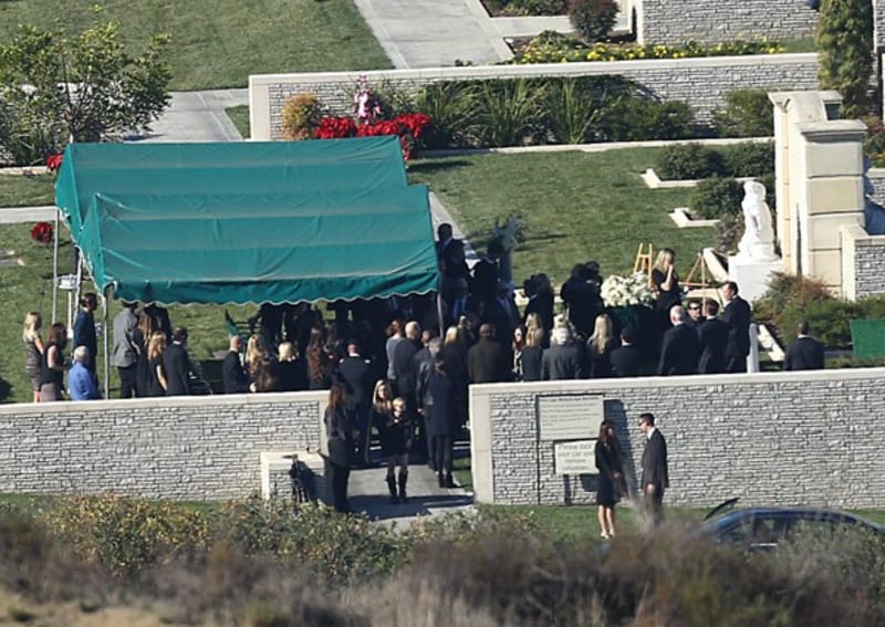 Herec Paul Walker byl pohřben na hřbitově Forest Lawn Memorial Park v Hollywood Hills - Obrázek 3