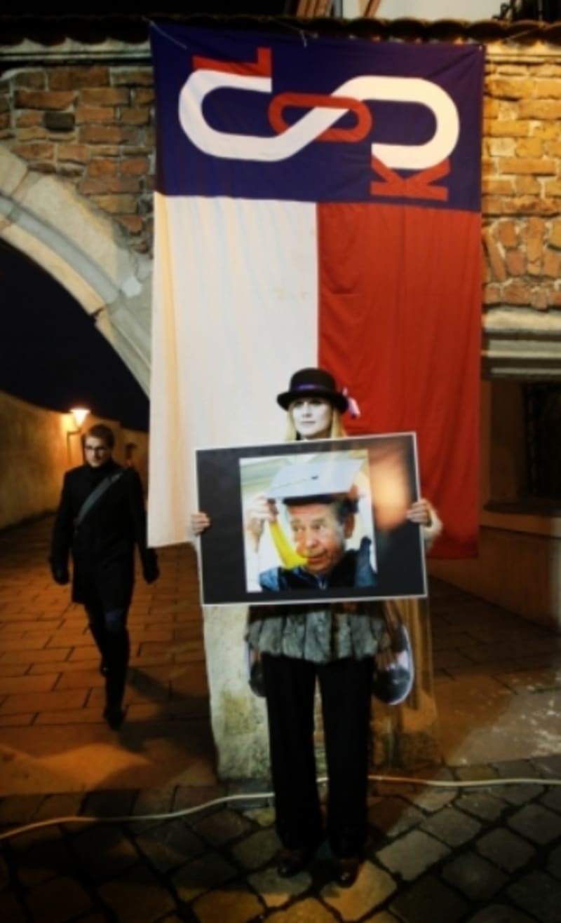 Brňané slavnostně otevřeli uličku Václava Havla a odhalili abstraktní posmrtnou masku Jana Palacha pod katedrálou Petrov v centru města k příležitosti 45. výročí jeho upálení.