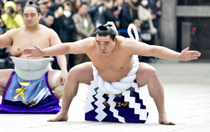 Velci šampióni sumó předvedli v Tokiu ceremonii dohjóiri, slavnostního vstupu do ringu, aby oslavili Nový rok a pomodlili se před začátkem prvního velkého šampionátu v letošním roce.