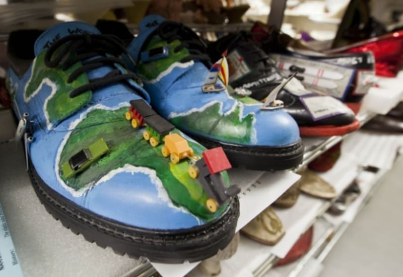 V kanadském Torontu mají Muzeum Tomáše Bati… je v něm více než 12 000 unikátních párů obuvi, a patří k největším na světě. Jsou tu válenky Winstona Churchilla, boty hongkongského herce Tonyho Leunga, pantofle z holandské keramiky.
