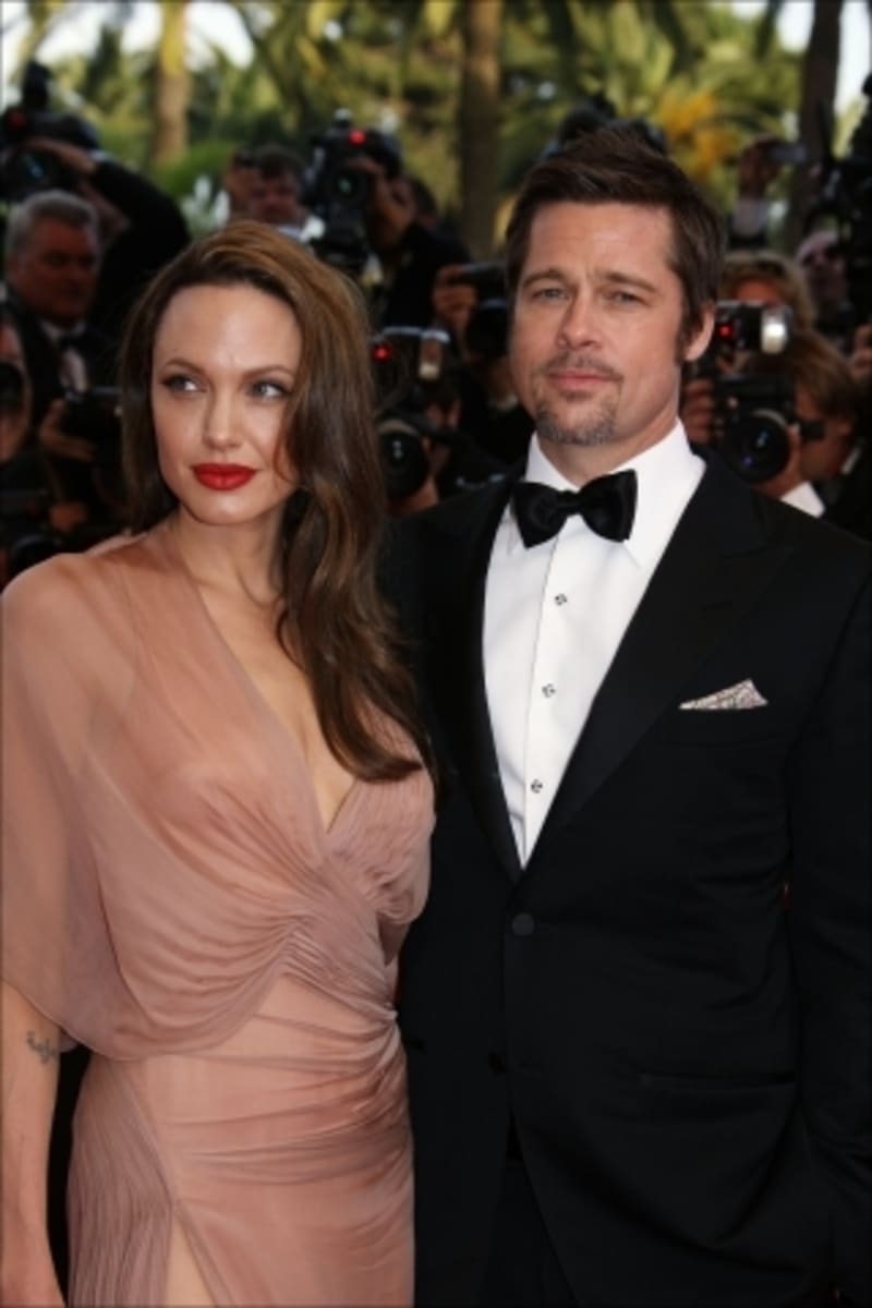 Brad byl ženatý s Jennifer Aniston. Ale když v roce 2004 při natáčení snímku Mr. and Mrs.Smith potkal Angelinu, bylo všechno jinak