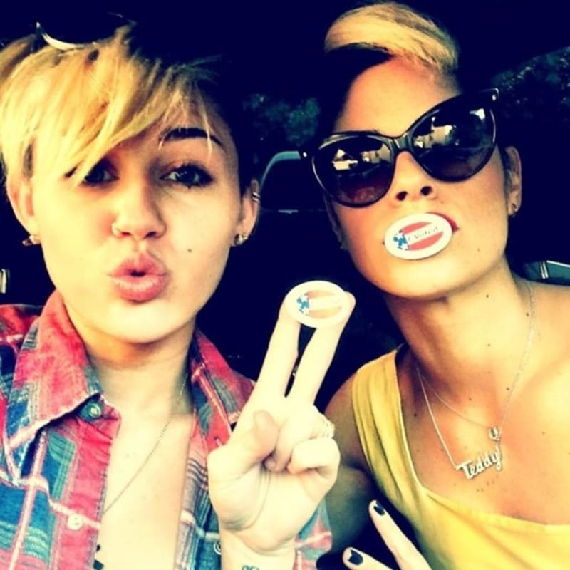 Zpěvačka Miley Cyrus vám všem posílá pusinky, jazyk zůstal výjimečně schovaný