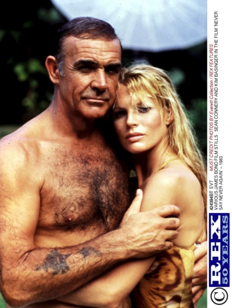 Sean Connery a Kim Basinger v dalším volném pokračování Jamese Bonda, tentokrát film Nikdy neříkej nikdy (1983)