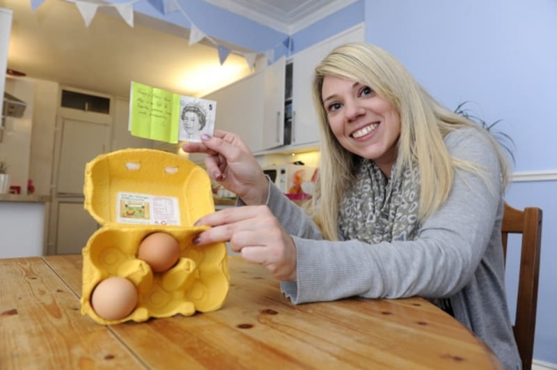 Jedenatřicetiletá Lauren Scouse z Portsmouthu při rozbalování nákupu našla v krabičce s vajíčky ručně psané novoroční přání a pětilibrovou bankovku. Od chvíle, kdy její příběh převzala média, všichni Britové otevírají vajíčka s rozechvělým srdcem.
