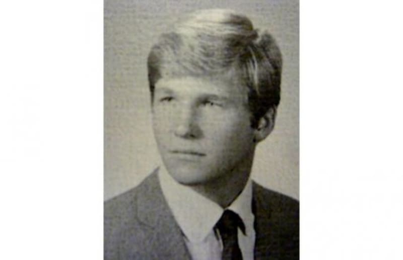 Jeff Bridges s přísným výrazem odhodlaného studenta