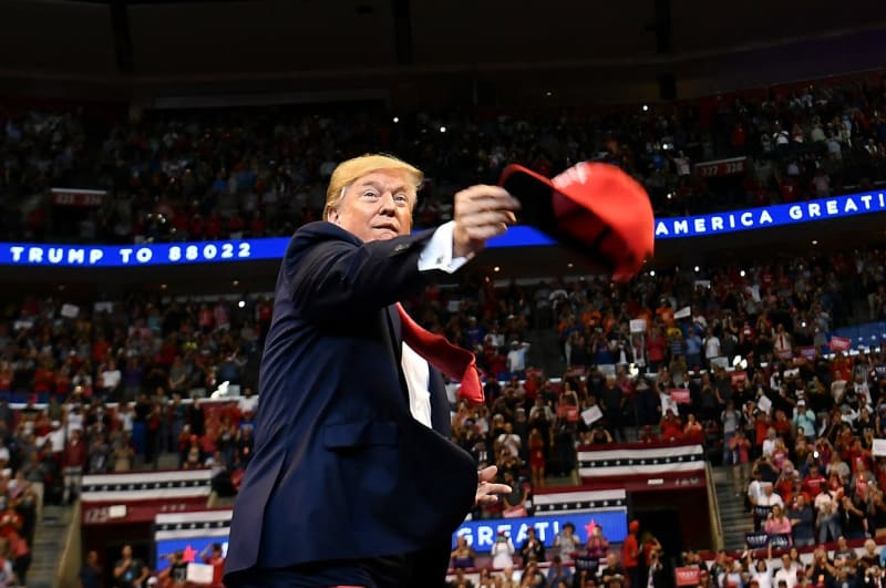 Červené kšiltovky byly jedním ze symbolů prezidentských kampaní Donalda Trumpa.