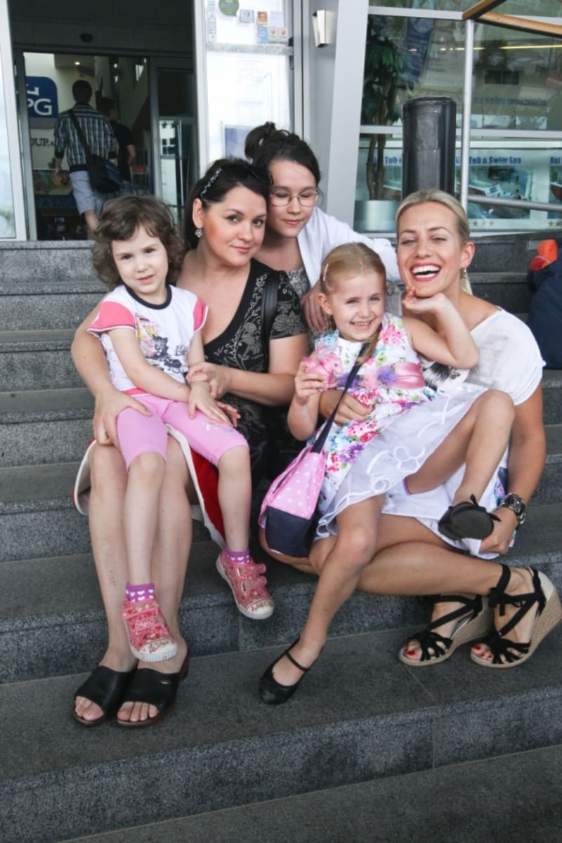 Tereza Mátlová se zpěvačkou Magdou Malou a jejich dětma