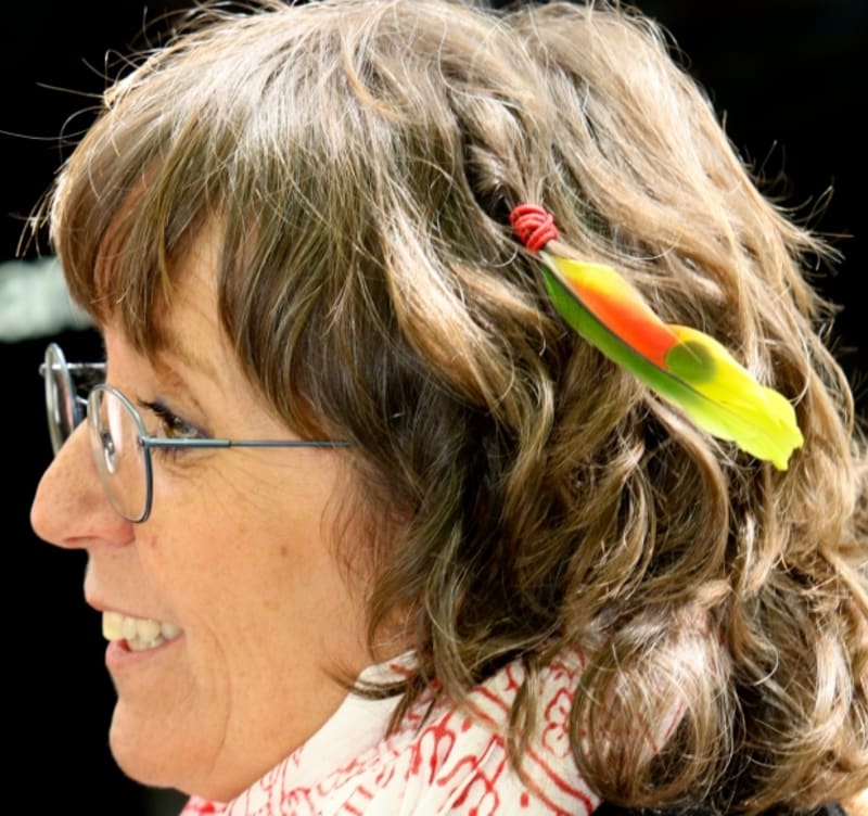 Bára Hrzánová nosí ve vlasech pestrá ptačí pírka