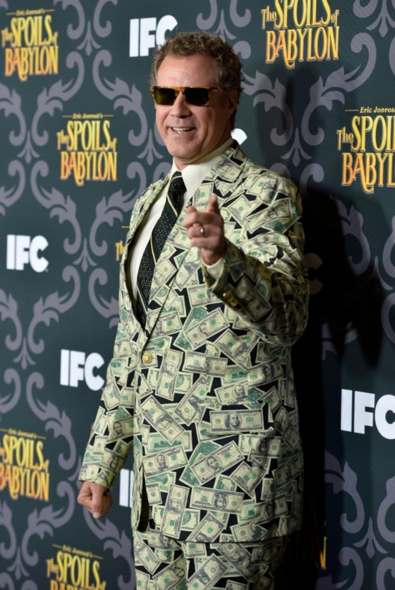 Herec Will Ferrell byl opět středem pozornosti v odvážném obleku s americkými dolary na losangeleské premiéře seriálu The Spoils Of Babylon.