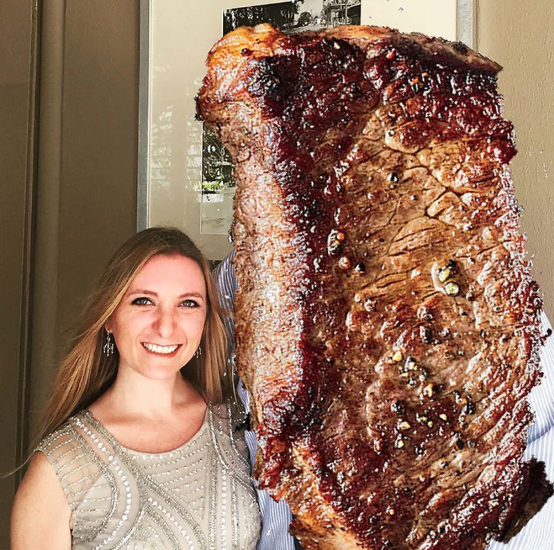 Žena nahradila expřítele na fotkách steakem 1