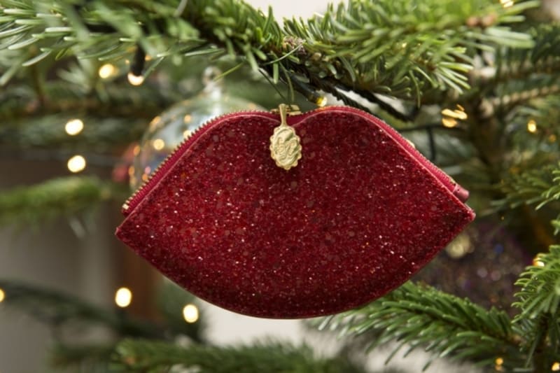 Kabelky pusinky od Lulu Guinness jako vánoční ozdoby