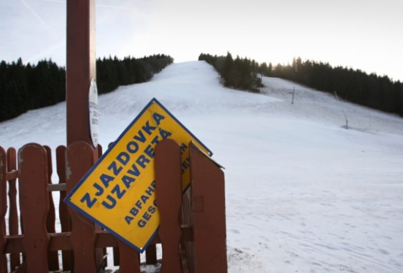 Lyžaři pozor! Budí se medvědi!... Kvůli silnému oteplení Slováci uzavřeli lyžařské středisko Šachtička. Netradiční počasí navíc vzbudilo medvědy, kteří vylézají z brlohů a jsou pěkně rozezlení.