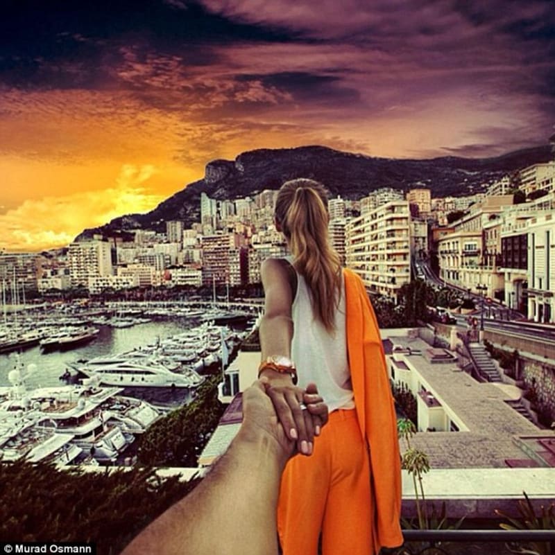 Na fotce je pár v nádherném západu slunce u přístavu v Monaku