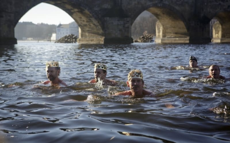 Tři králové a další otužilci naskákali u pražského Karlova mostu do Vltavy, aby si doplavali pro horký alkoholický nápoj. Akce s názvem Plavba pro převoznický punč se konala už počtvrté.