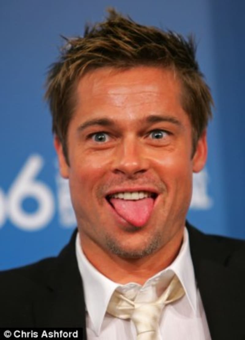 Vyplazený jazyk herce Brada Pitta.... to je ale výraz Brade... jak když pes zavětří hárající fenku :-)