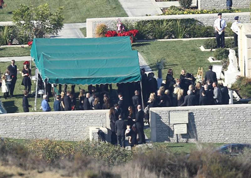 Herec Paul Walker byl pohřben na hřbitově Forest Lawn Memorial Park v Hollywood Hills - Obrázek 4