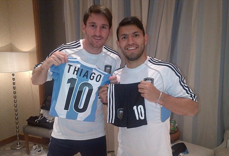 Od spoluhráče z reprezentace Sergio Aguera dostal novopečený táta Messi pro syna miniaturní dres