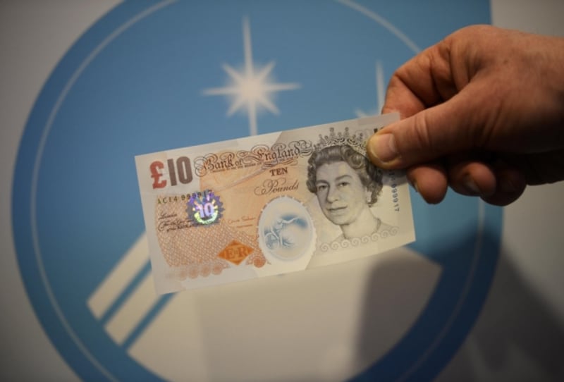 Britská centrální banka představila bankovky, které se dají prát