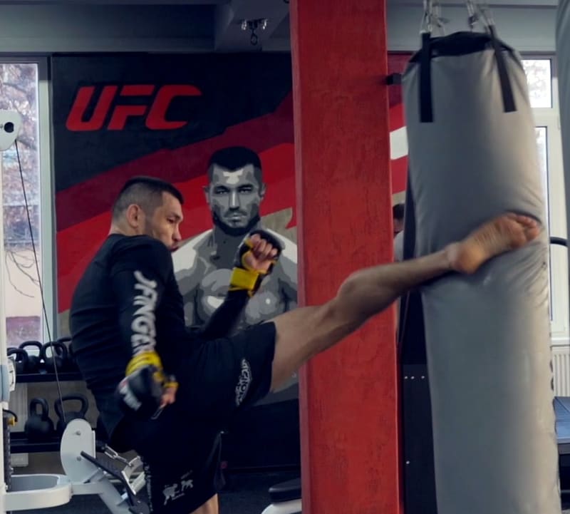 Makhmud Muradov a drsný trénink MMA.