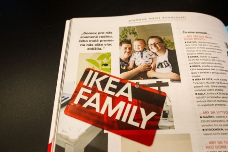 Prudérní Slovensko naštval článek o dvou matkách vychovávajících dítě, který vyšel v časopise řetězce IKEA. Zastánci tradiční rodiny a katolíci si zděšeně rvou vlasy.