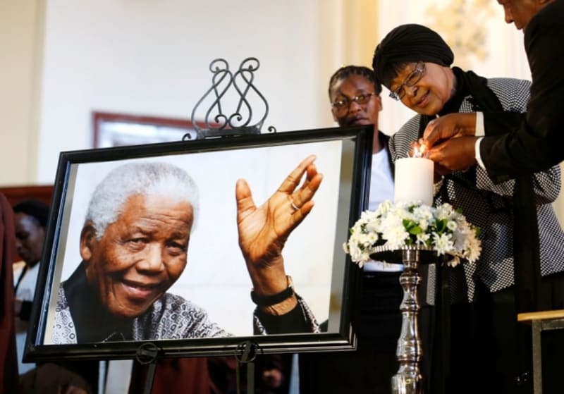 Nelson Mandela (1918 - 2013) Ve věku 95 let zemřel člověk, který dokázal vnést paprsek naděje do jednoho z nejtemnějších míst na naší planetě.