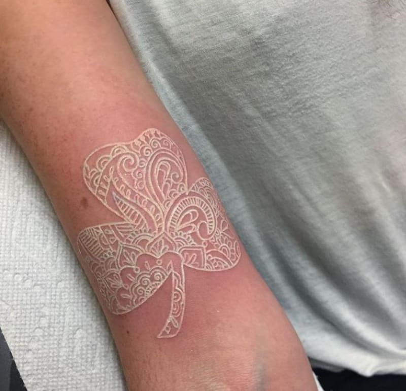 Bílé tetování frčí 9