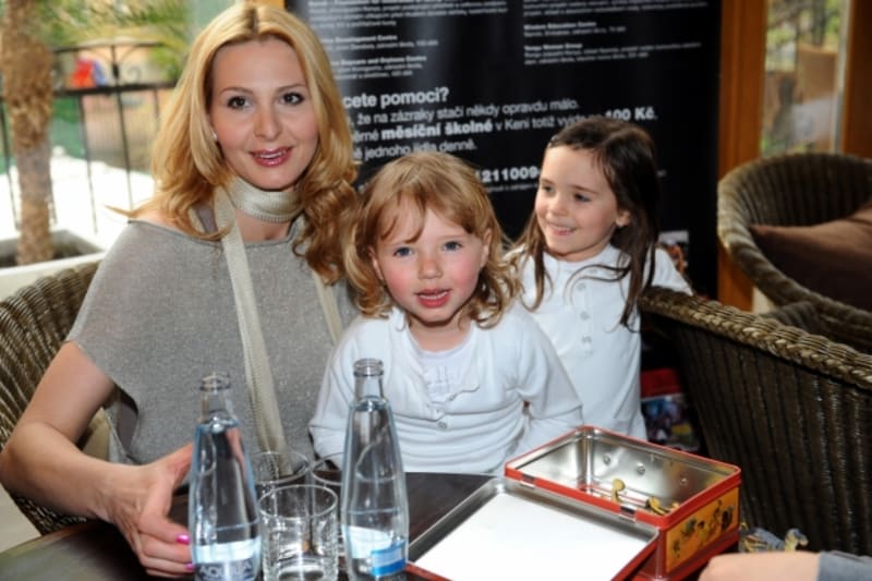Ivana Gottová a dcery Nelly (vlevo) a Charlotte